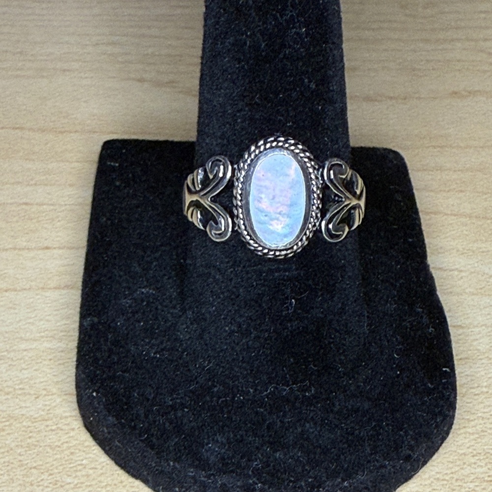 Vintage Sterling 925 Mother of Pearl Intricate scroll Ring  made in Thailand 7.5